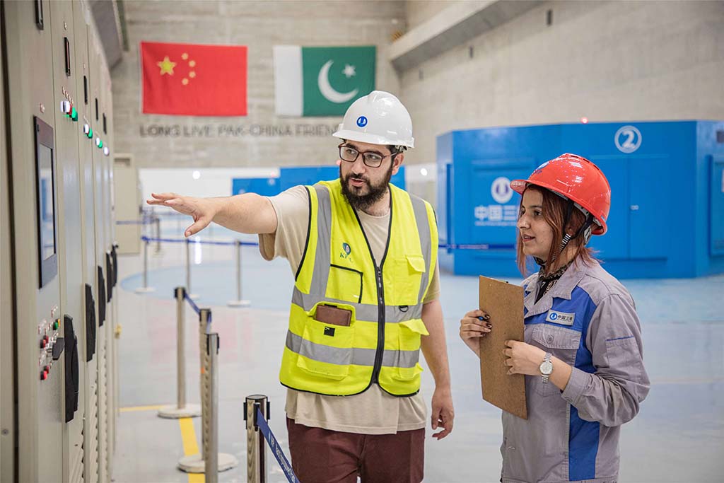 7月14日，巴方工作人員在卡洛特水電站-地下電廠檢查數(shù)據(jù)。 （人民網(wǎng)記者 薛丹攝）