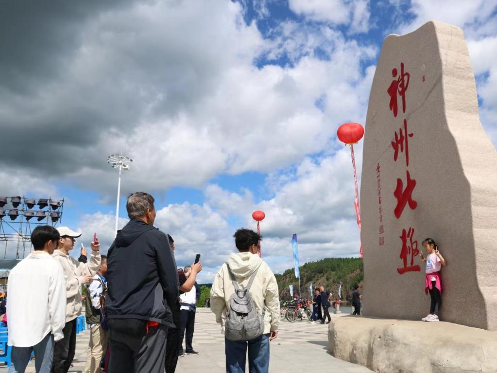 游客在漠河市地標(biāo)前打卡。新華社記者 徐凱鑫攝
