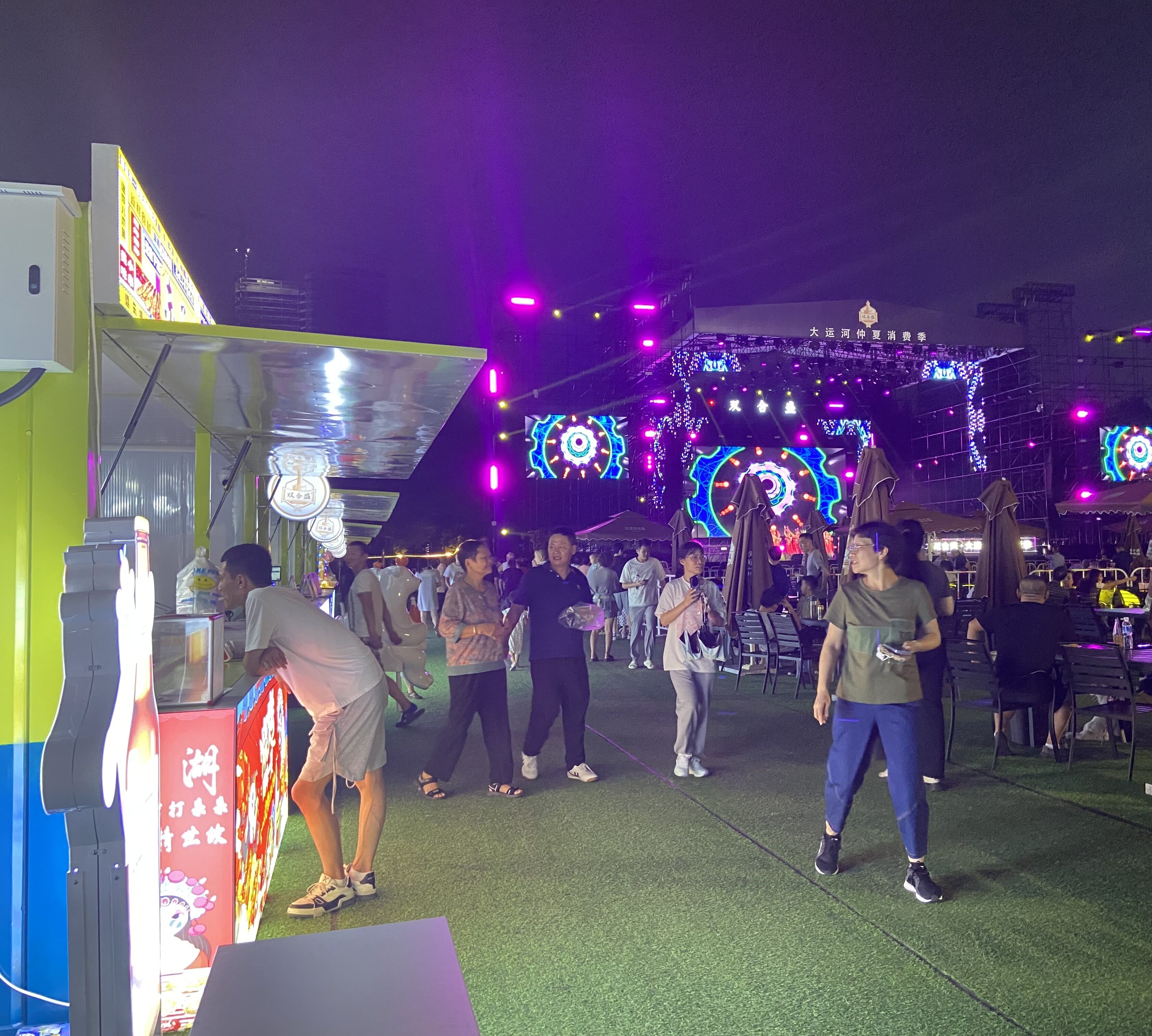8月16日，游客在大運(yùn)河仲夏消費(fèi)季現(xiàn)場(chǎng)觀看演出、品嘗美食。人民網(wǎng) 馮春昉攝