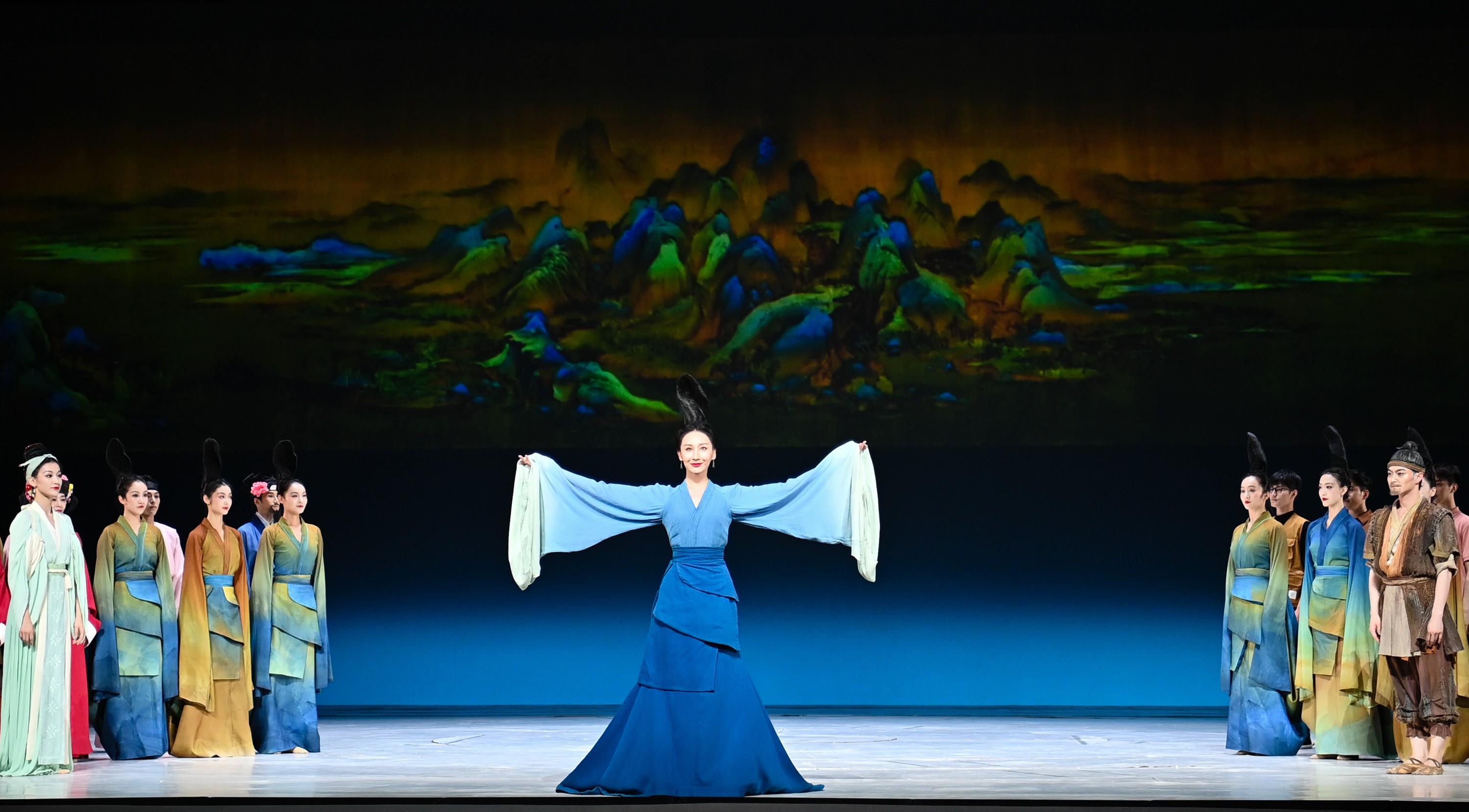 2023年7月20日，中國(guó)東方演藝集團(tuán)演員在烏魯木齊文化中心大劇院表演舞蹈詩劇《只此青綠》。新華社記者 李響 攝