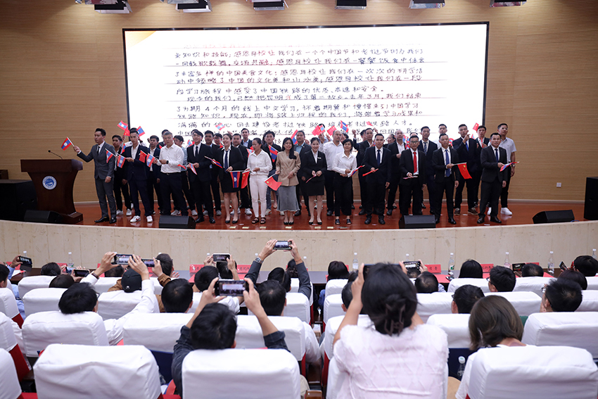 7月31日，昆明鐵道職業(yè)技術(shù)學(xué)院舉行援老撾鐵道職業(yè)技術(shù)學(xué)院項目教育能力建設(shè)教師培養(yǎng)班結(jié)業(yè)典禮。 昆明鐵道職業(yè)技術(shù)學(xué)院供圖
