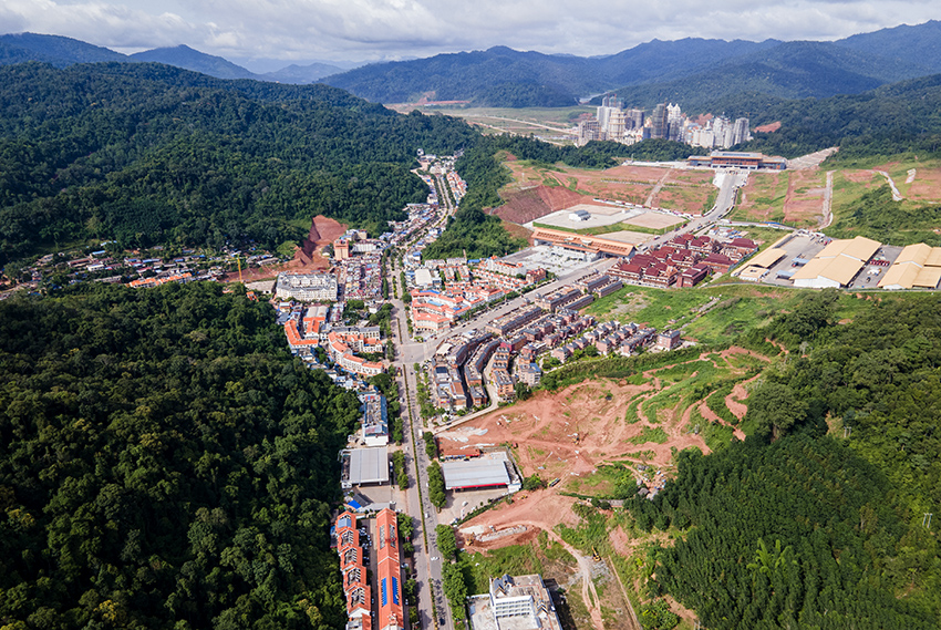 磨憨口岸俯瞰，右前方高層白色建筑群為老撾境內(nèi)。人民網(wǎng)記者 符皓攝
