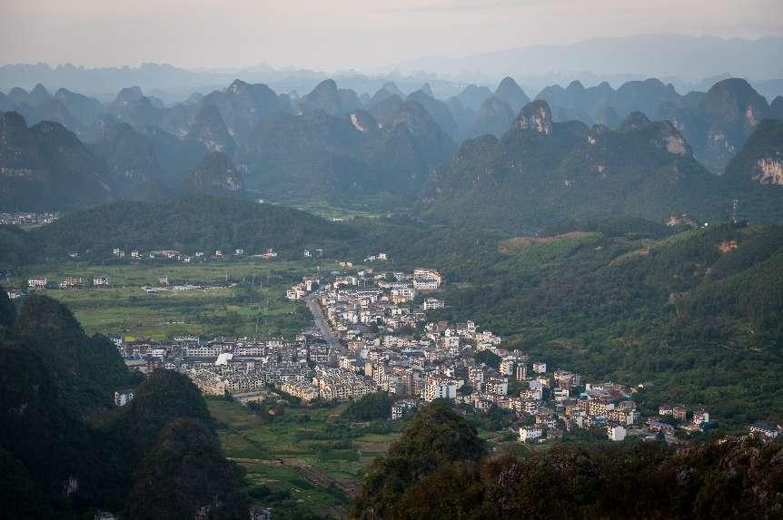 廣西層巒疊嶂，郁郁蔥蔥。 人民網(wǎng) 嚴(yán)立政攝